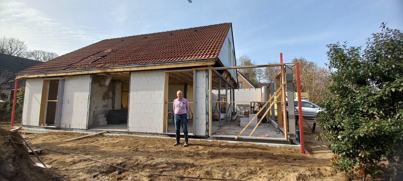 Wim van der Veen voor zijn vrijstaande woning in Nieuwleusen. 